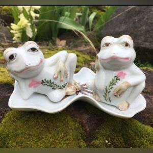 Vintage  Hand Painted Frog Salt & Pepper Shaker Set On Lily Pad / Tray